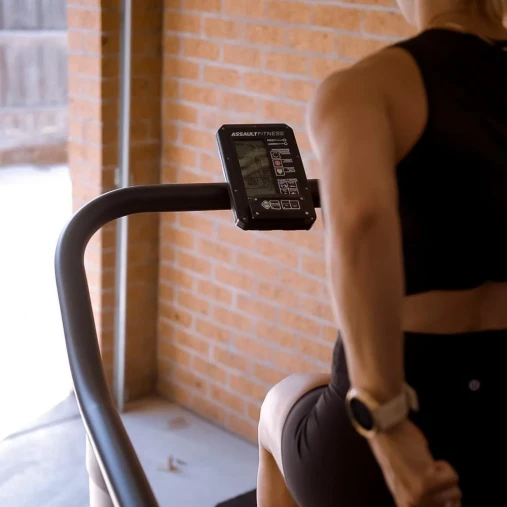 Беговая дорожка Assault Runner Pro (модель 2026) с изогнутым беговым полотном гусеничного типа